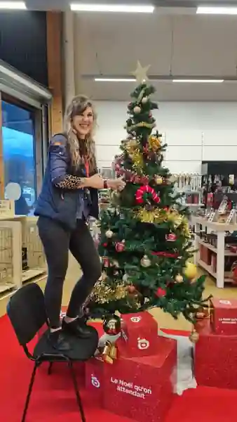 Marine installe et décore le sapin de Noël dans le magasin