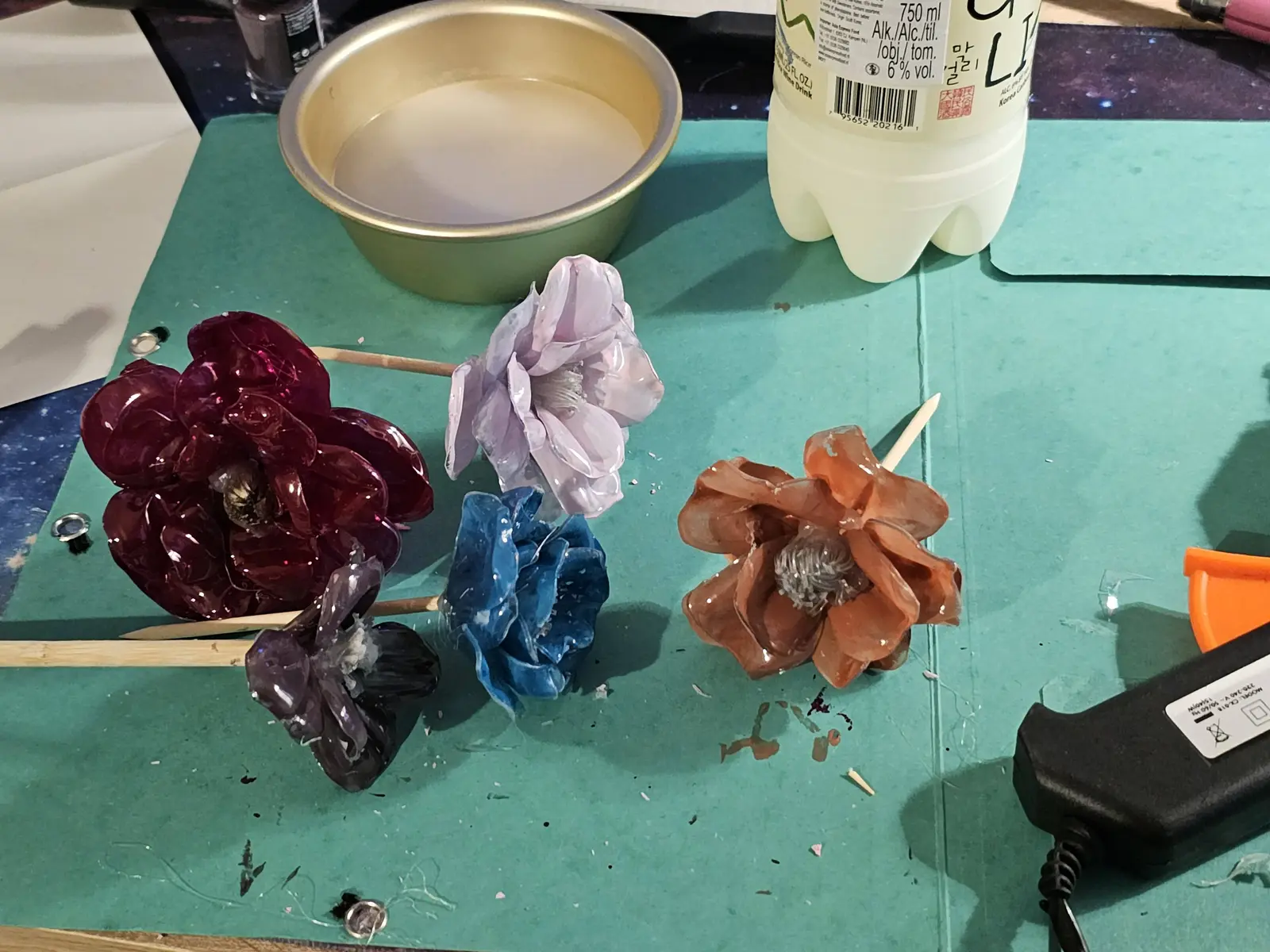 Découpe et modelage de fleurs dans des bouteilles recyclées
